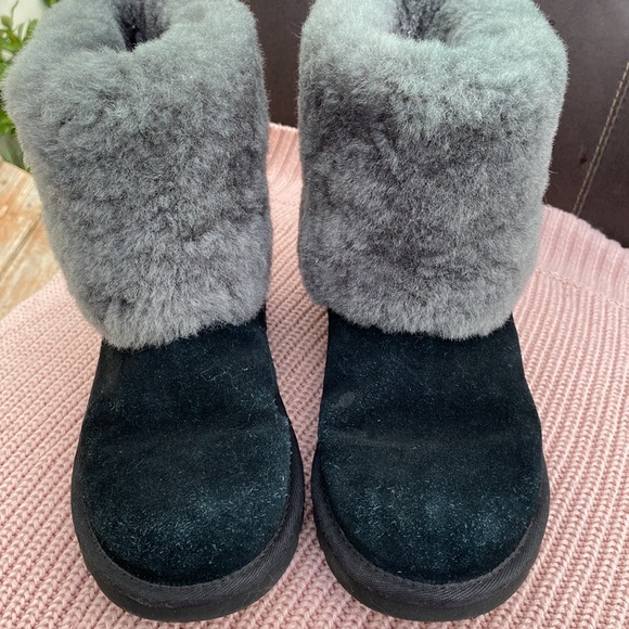 Girls UGGS - Picture 3 of 12